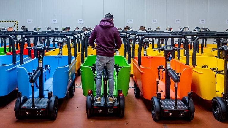 De nieuwe Stints staan klaar in een bedrijfshal in Nijkerk. (Foto: Koen van Weel/ANP)