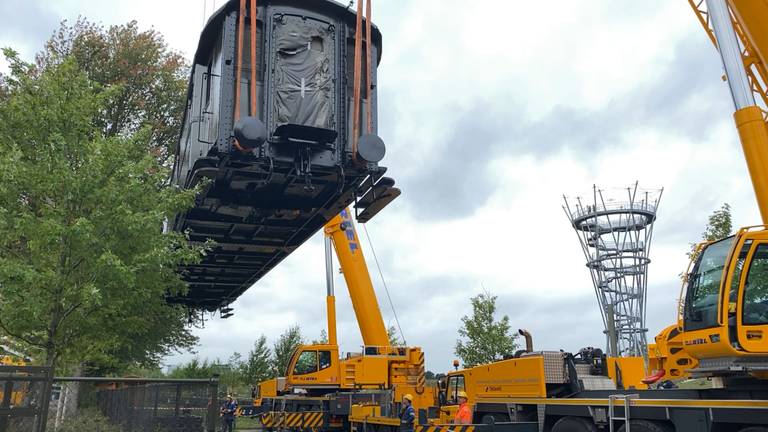 De treinwagon komt aan bij Spoorpark Tilburg (foto: Jan Peels).