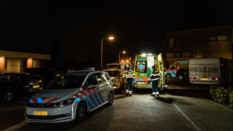 Na de steekpartij werden verschillende hulpdiensten opgeroepen (foto: Jack Brekelmans/SQ Vision)