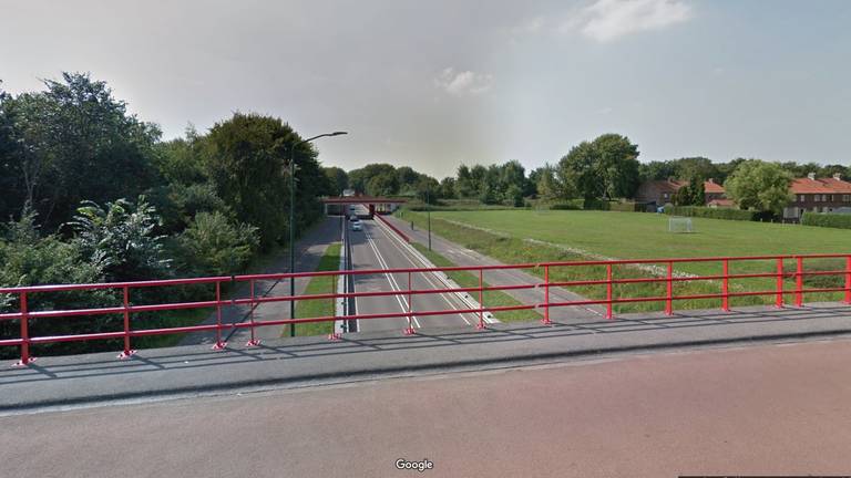 Vanaf dit viaduct werd iets omlaag gegooid (foto: Google Streetview).