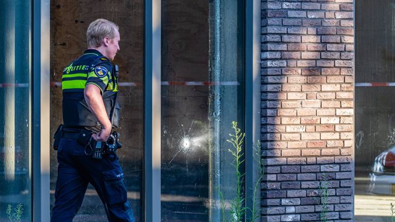 Een raam sneuvelde bij de schietpartij. Foto: Johan Brekelmans/SQ Vision.