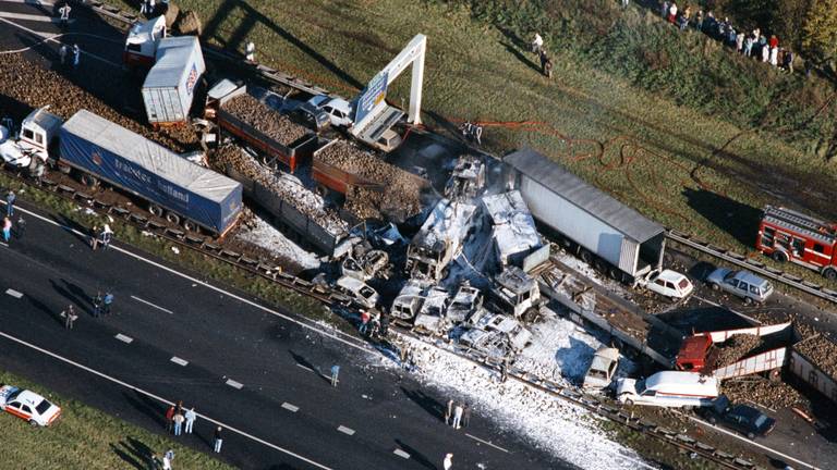 Dichte mist in combinatie met te hard rijden zorgden er in 1990 voor dat honderd voertuigen op elkaar knallen (foto: ANP/Koen Suyk).