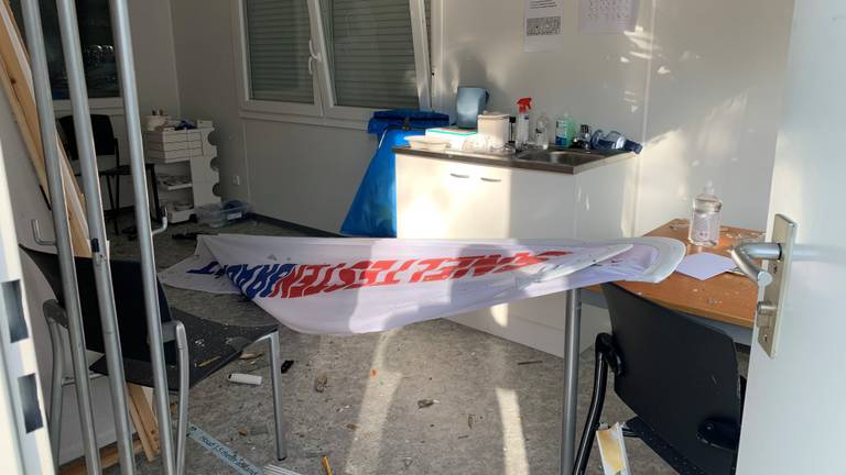 De ravage is groot in de vernielde isolatie-unit van de huisarts (foto: Youssef Zerrouk)