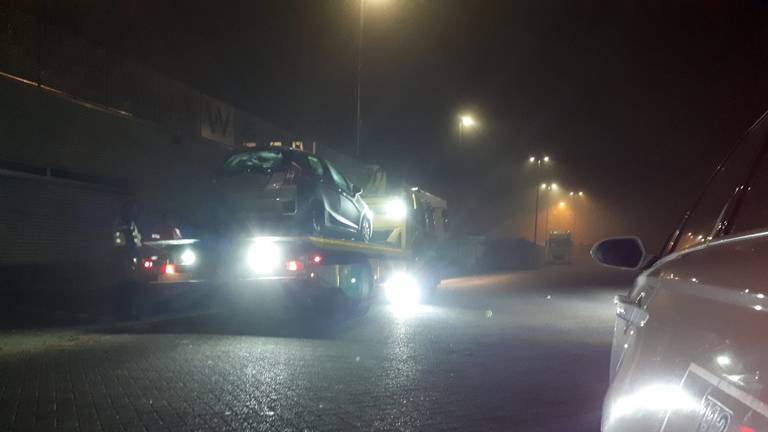 Agenten hielden de bestuurder aan in de Zeggelaan in Terheijden (foto: Verkeerspolitie Zeeland-West Brabant).