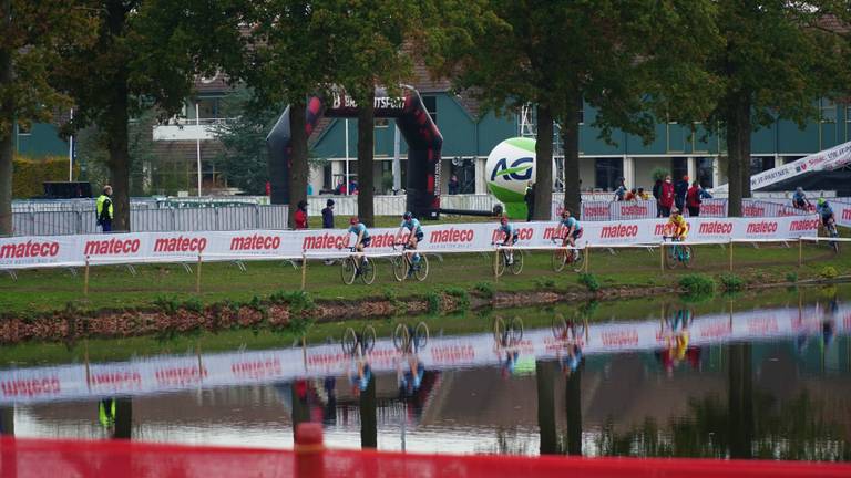 Geen mensenmassa maar leegte langs het parcours tijdens EK veldrijden (foto: Jos Verkuijlen).