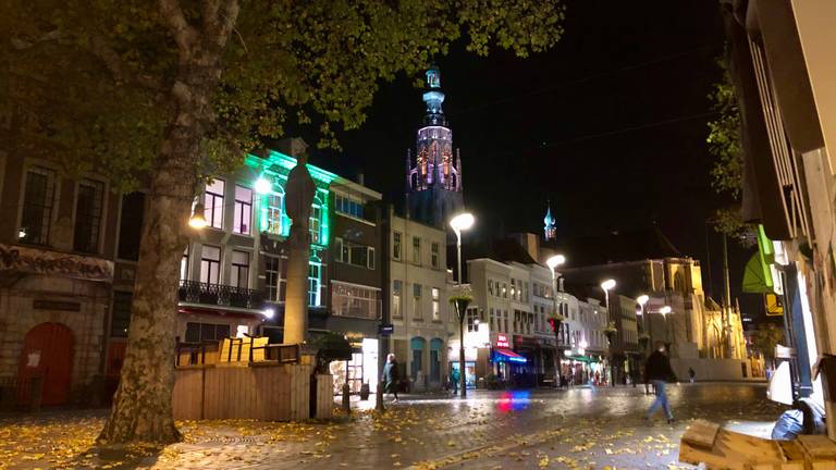 Over de Grote Markt in Breda klonken maandagavond vijf klokken om Kristallnacht te herdenken. (foto: Raoul Cartens)
