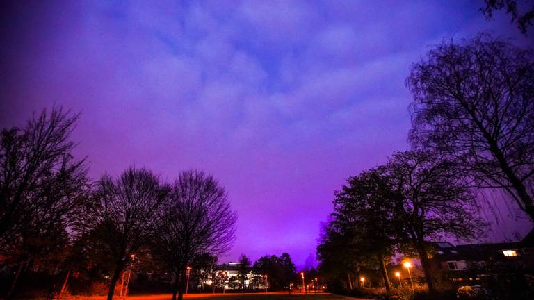 De lucht kleurt blauw en paars boven Eindhoven (foto: Dave Hendriks).