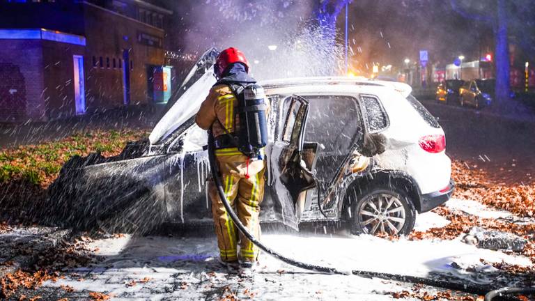De auto was niet meer te redden (foto: Dave Hendriks/SQ Vision).