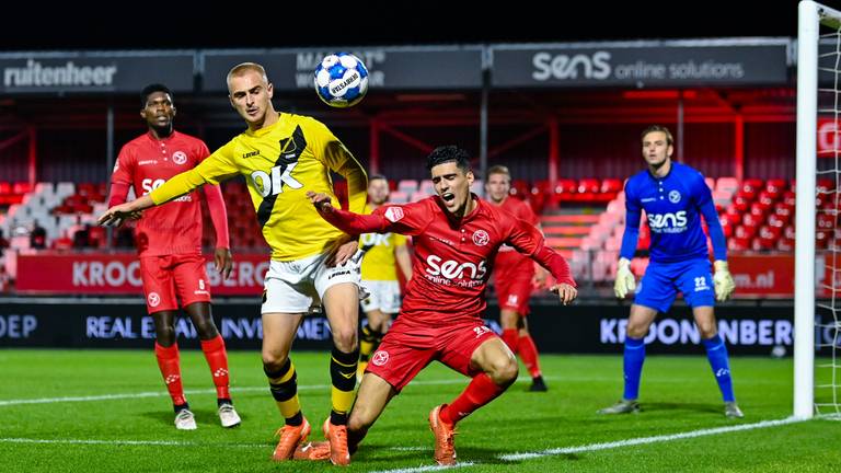 NAC-speler Lewis Fiorini in duel met een schreeuwende Oussama Bouyaghlafen (foto: Orange Pictures/Patrick Goosen)