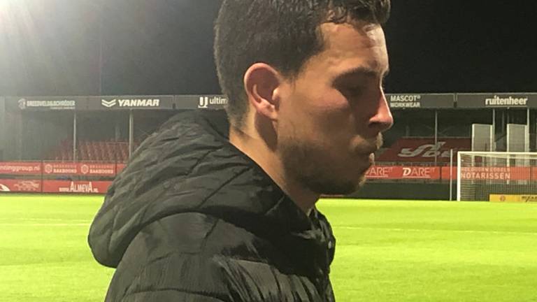 NAC-speler Thom Haye, in gedachten verzonken (foto: Ronald Sträter).