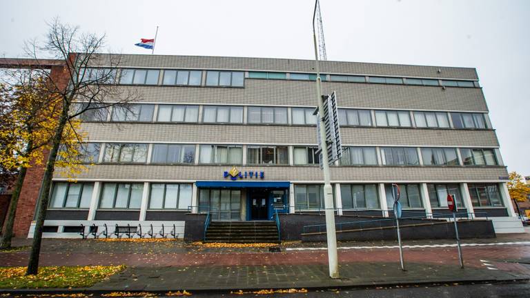 De vlag hangt halfstok op het politiebureau (foto: Dave Hendriks).