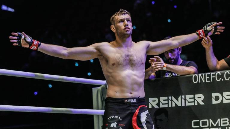 Reinier de Ridder maakt zich als vechtende fysio klaar voor titelstrijd in MMA