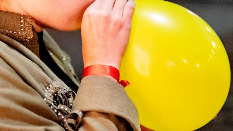 Lurken aan een lachgasballon (Foto: ANP).