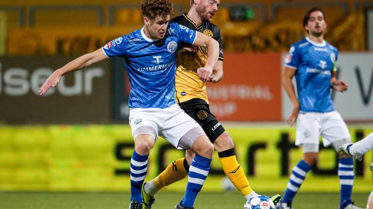 Frank Sturing (FC Den Bosch, links) in duel met Niek Vossebelt van Roda JC (foto: Orange Pictures).