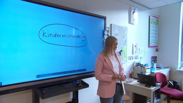 Juf Lotte maakt kindermishandeling bespreekbaar in de klas (foto: Omroep Brabant).