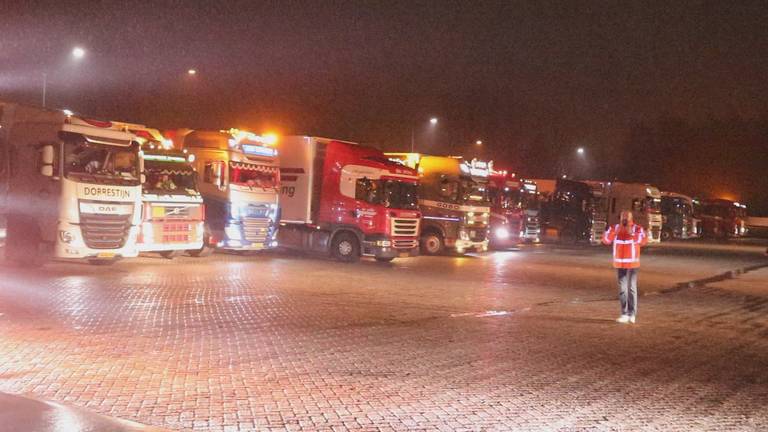 Toeterende chauffeurs op de parkeerplaats bij Den Bosch.