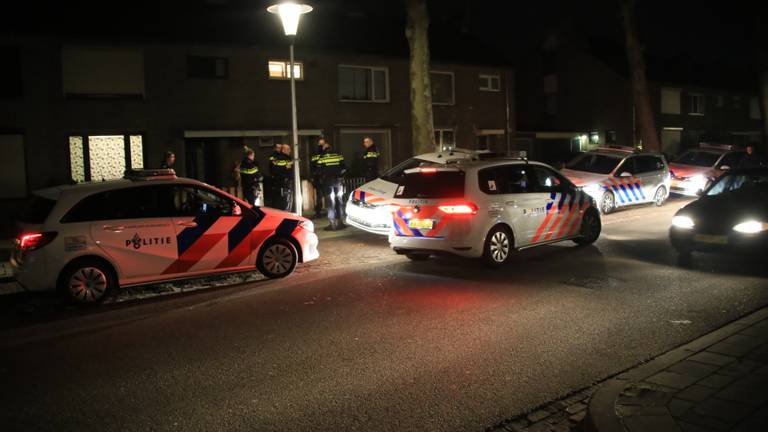 Agenten op straat in Helmond (foto: Harrie Grijseels/SQ Vision)