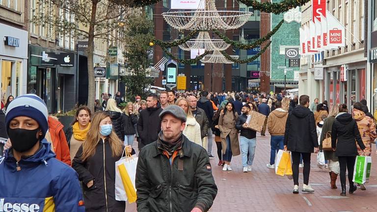 Druk in de binnenstad van Eindhoven tijdens Black Friday 2020 (foto: Joris Dirckx).