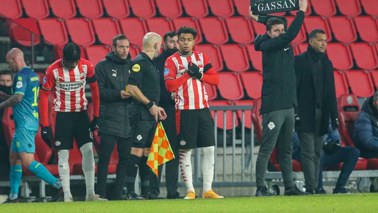 De invalbeurt van Donyell Malen bracht PSV uiteindelijk drie punten (foto: OrangePictures). 