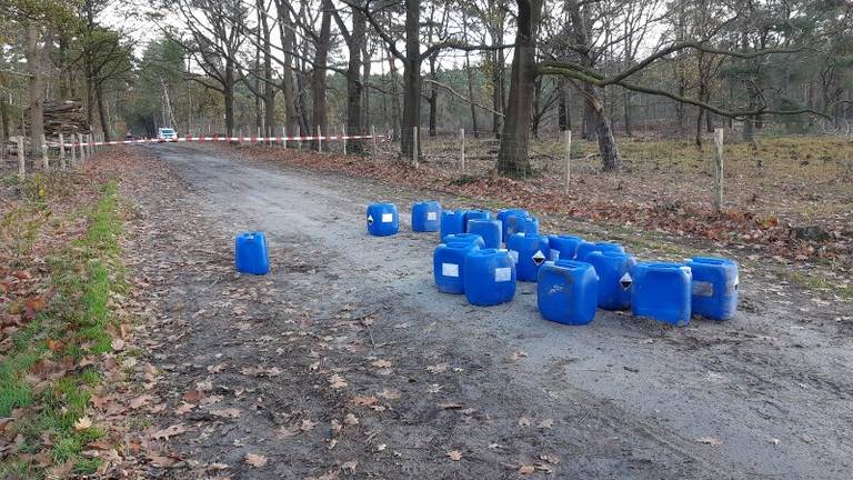 De vaten zijn gevonden op een bospad. (foto: politie Roosendaal)