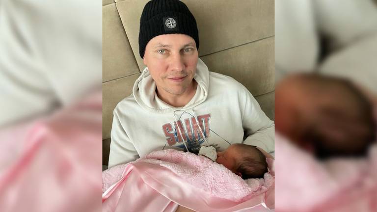 Dj Tiësto op de foto met zijn pasgeboren dochter Viola Margreet (foto: Instagram/Tiësto).