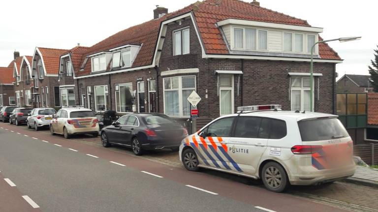 Veel politie op de Sasdijk in Werkendam.