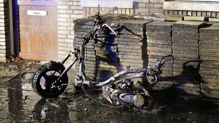 Van de scooter is niets meer over (foto: Rico Vogels/SQ Vision)