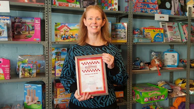 Monique geeft kinderen een feestgevoel met gratis cadeau's
