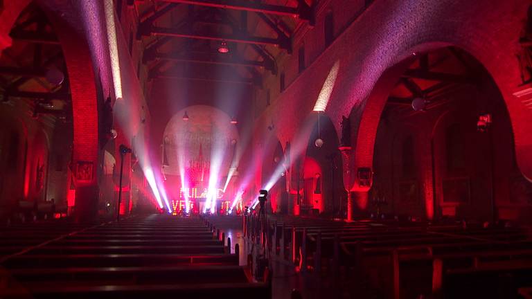 De lichtshow in de kerk van Nuland.