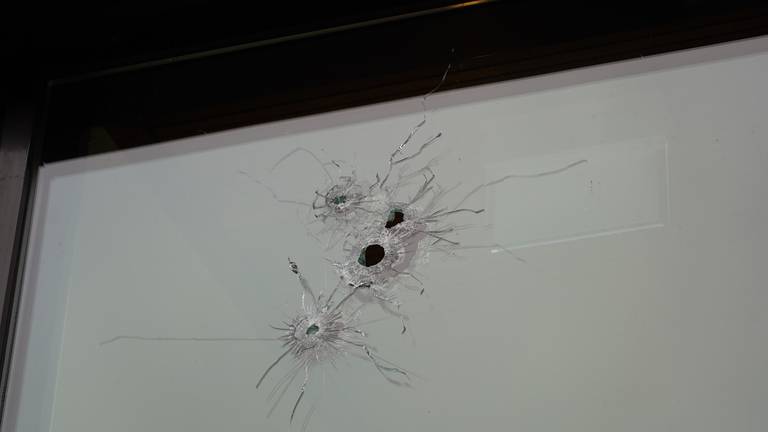 Er zaten vier kogelgaten in het raam(foto: Jeroen Stuve).