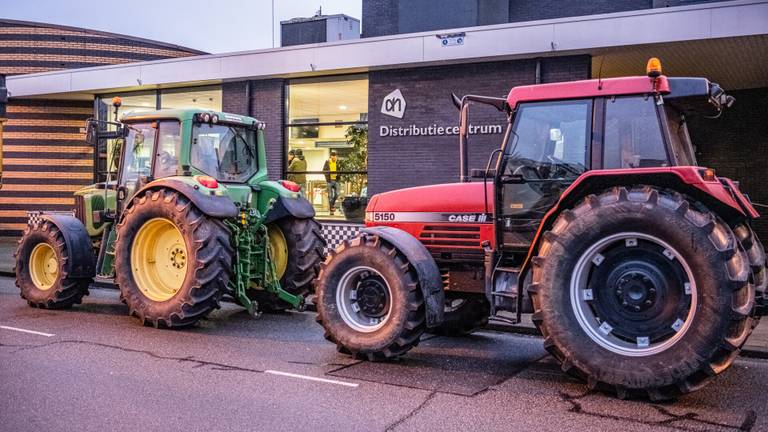 Zo'n zeven boeren kwamen naar het distributiecentrum in Tilburg (foto: Jack Brekelmans).