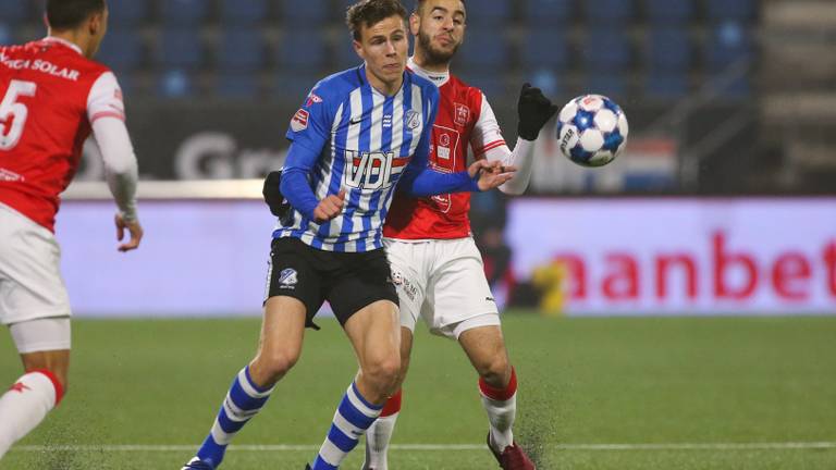 Lorenzo van Kleef (FC Eindhoven) in duel met MVV'er Oussama Zamouri (Foto: Orange Pictures).