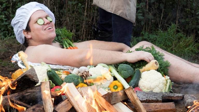 Initiatiefnemer Pieter gaat in de groenteschotel op de voorpagina van De Horecakalender (foto: De Horecakalender).