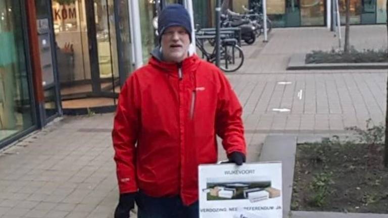 Stadsimker Marcel Horck voor het Stadskantoor in Tilburg.