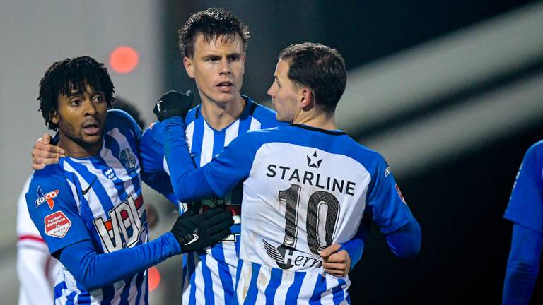 FC Eindhoven viert het late doelpunt (foto: OrangePictures).