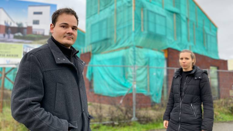 De toekomstige buren Jeroen en Margit zijn er helemaal klaar mee. (foto: Jan Peels)