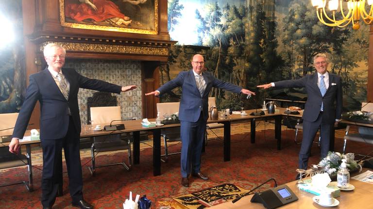 Burgemeesters Weterings, Mikkers en Jorritsma blikken op anderhalve meter afstand terug op besturen in coronatijd (foto: Tom van den Oetelaar).
