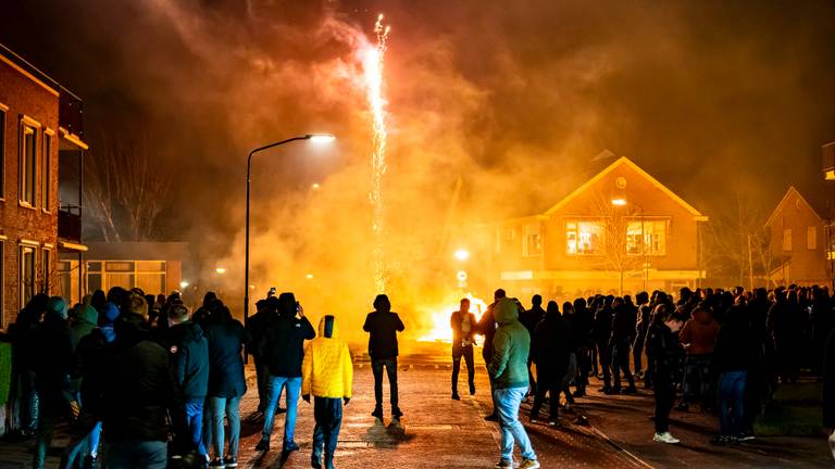 Er werd ook zwaar vuurwerk afgestoken in Veen (foto: SQ Vision).