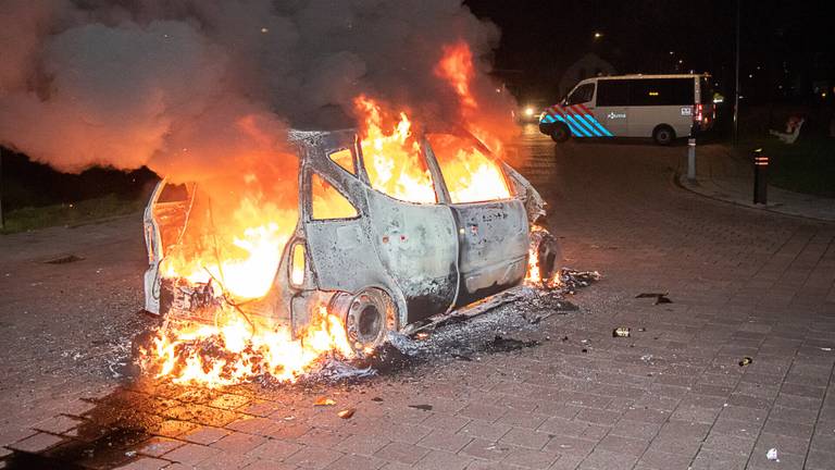 De brandende auto (foto: Jurgen Versteeg / SQ Vision).