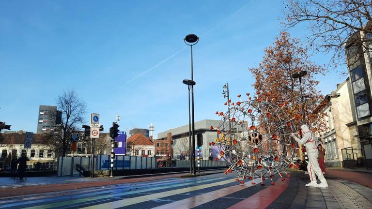 Tim duwde de virusbal door het centrum van Tilburg (foto: Tim Hobbelman).