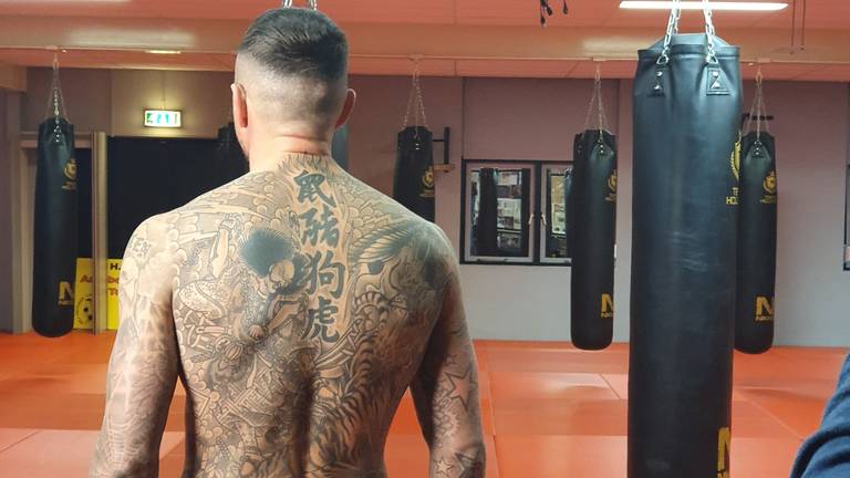 De rug van Nieky Holzken is volledig bedekt.