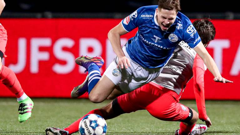 Iker Pozo van FC Eindhoven legt doelpuntenmaker Ringo Meerveld neer (Foto: Orange Pictures/Ben Gal)