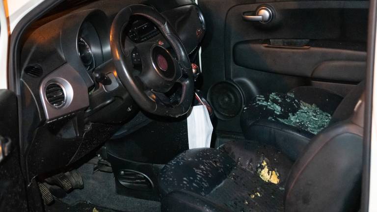 De auto in Drunen raakte zwaar beschadigd (foto: Iwan van Dun/SQ Vision).