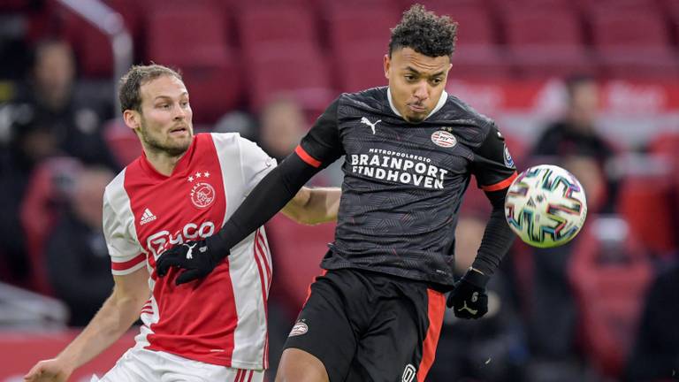 Donyell Malen (rechts) in duel met Ajacied Daley Blind (foto: Orange Pictures).