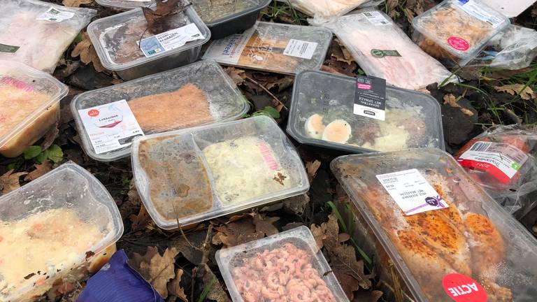 De afvaldumping in het natuurgebied (foto: Erik de Jonge).