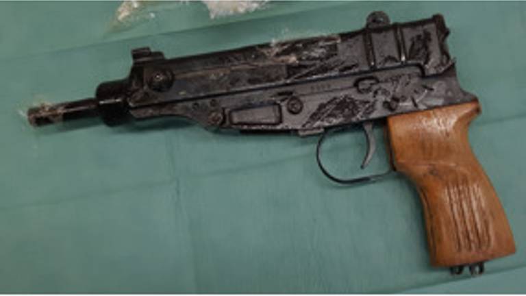 Een van de vuurwapens die in beslag werd genomen (foto: politie) 