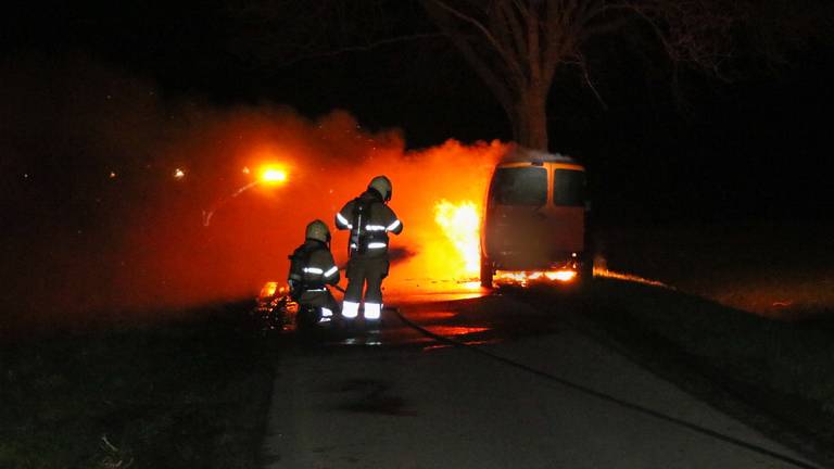 De wagen werd in brand gestoken (foto: Jurgen Versteeg/SQ Vision)