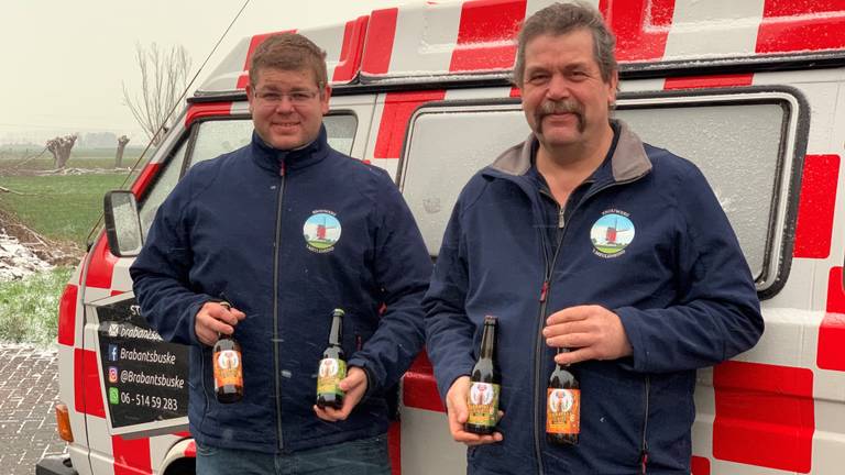 Joost en Jan Dommisse poseren voor 't Brabants Bukse met hun carnaval's vaccin (foto: Eva de Schipper).