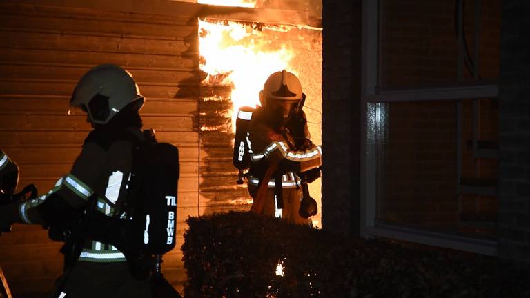 De brandweer was snel ter plaatse om de bewoners in veiligheid te brengen.