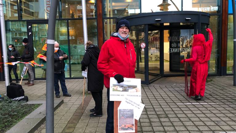 Actievoerder Marcel Horck protesteerde maandagochtend voor de vijftigste keer tegen industrieterrein Wijkevoort. (foto: Tom van den Oetelaar)